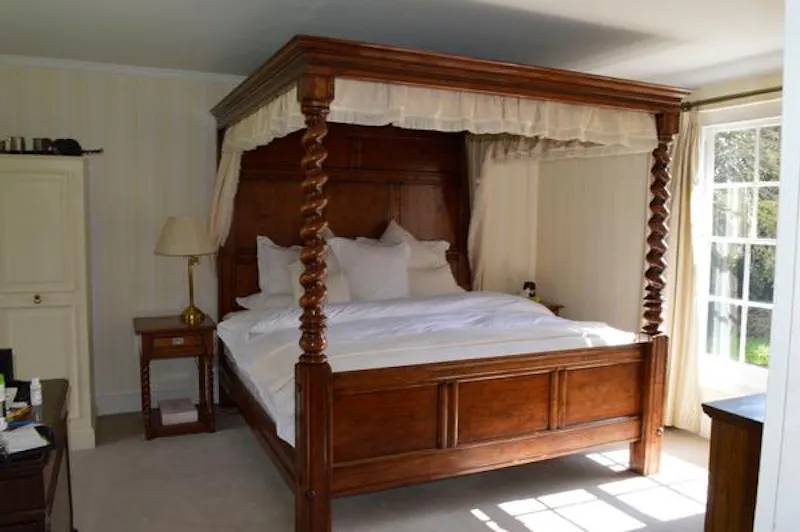 Bedroom at Grade II country home in Steyning, E418 (photo 14)