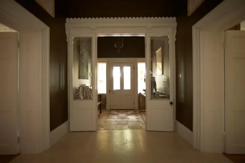 Entrance hall at Immaculate Devizes country house, A1384 (photo 3)