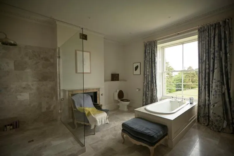 Bathroom at Immaculate Devizes country house, A1384 (photo 14)