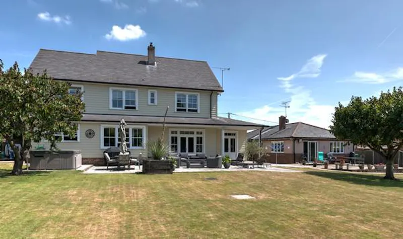 Garden at West Mersea beach house, D2222 (photo 12)