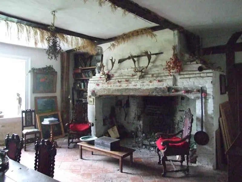 Fireplace at Film location H175 in Kent (photo 3)