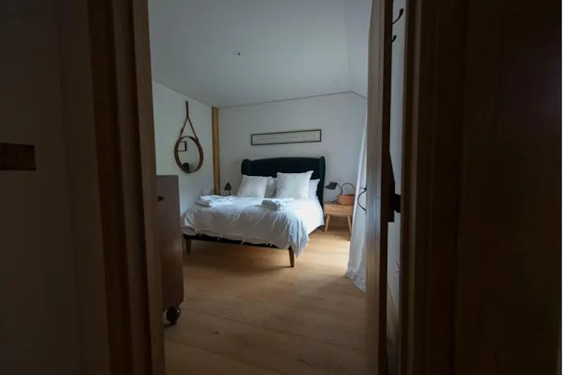 Bedroom at Film location D2257 in Hampshire (photo 8)