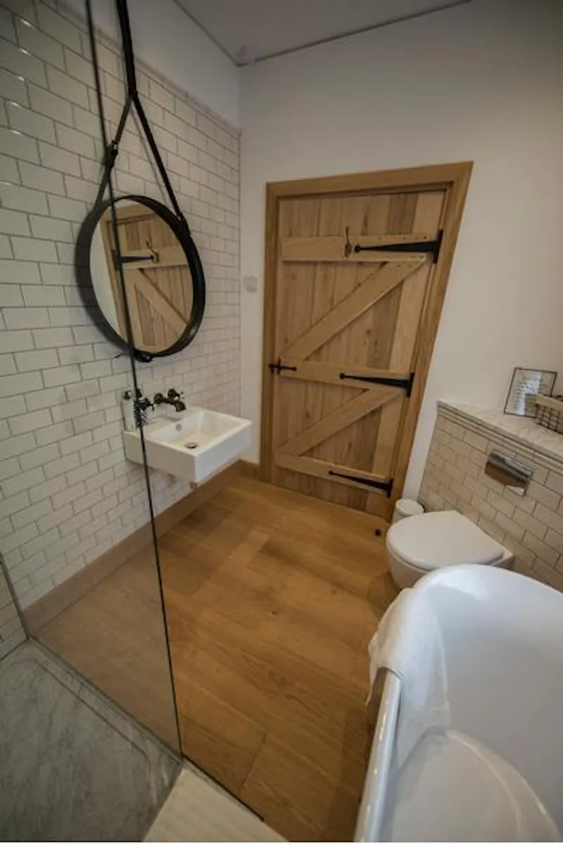 Bathroom at Film location D2257 in Hampshire (photo 10)