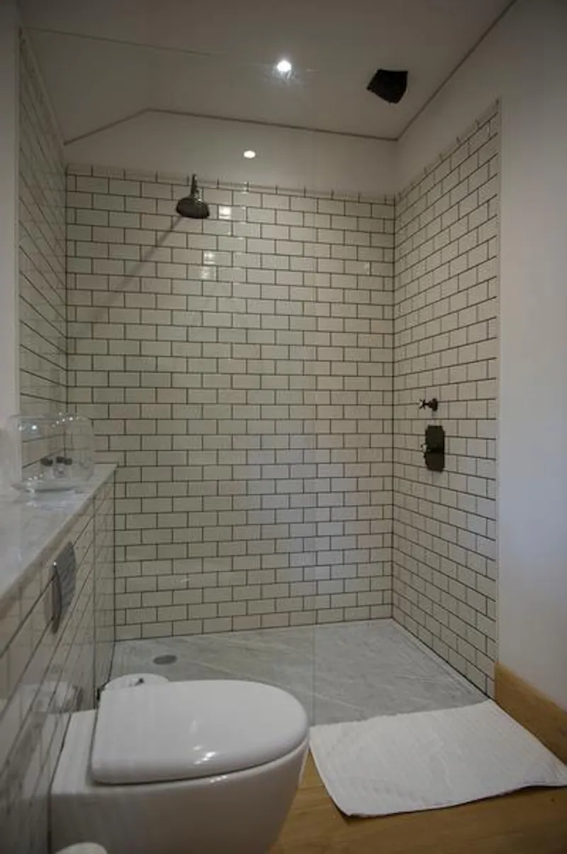 Shower at Film location D2257 in Hampshire (photo 11)