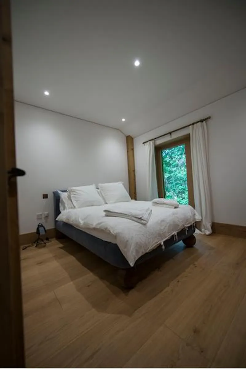 Bedroom at Film location D2257 in Hampshire (photo 13)