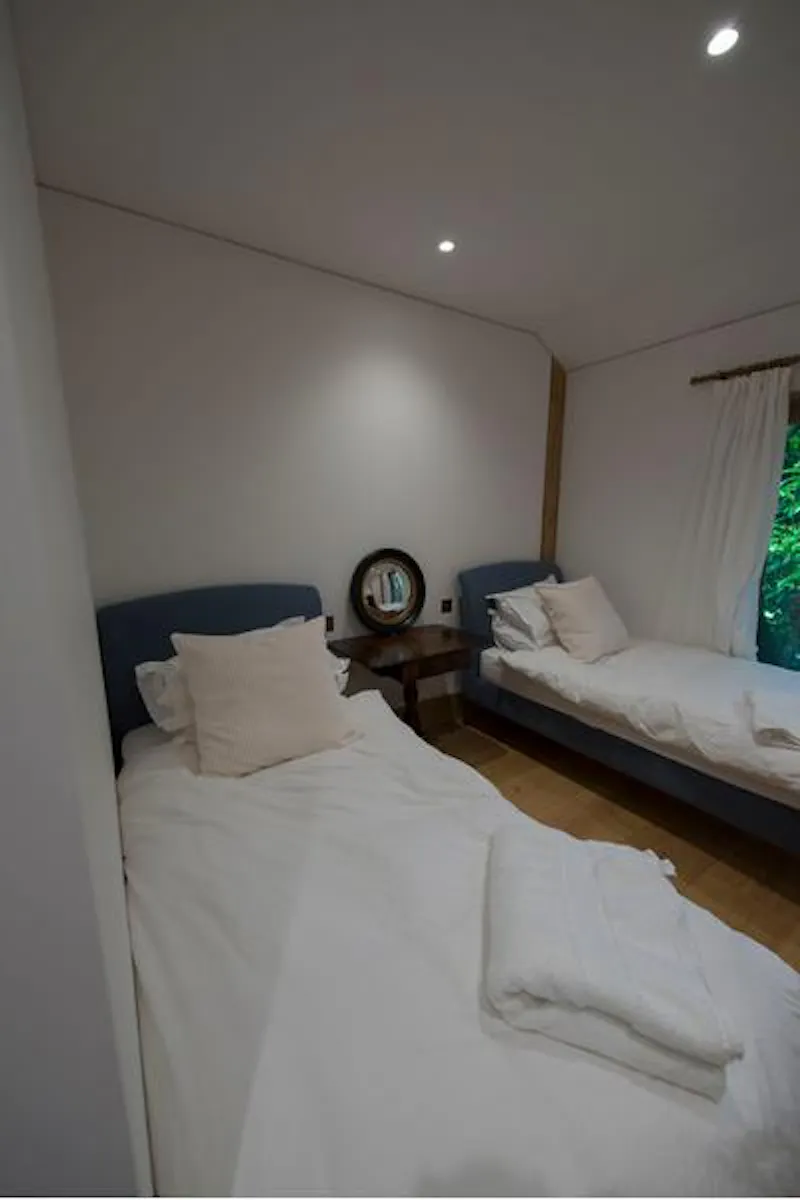 Bedroom at Film location D2257 in Hampshire (photo 14)