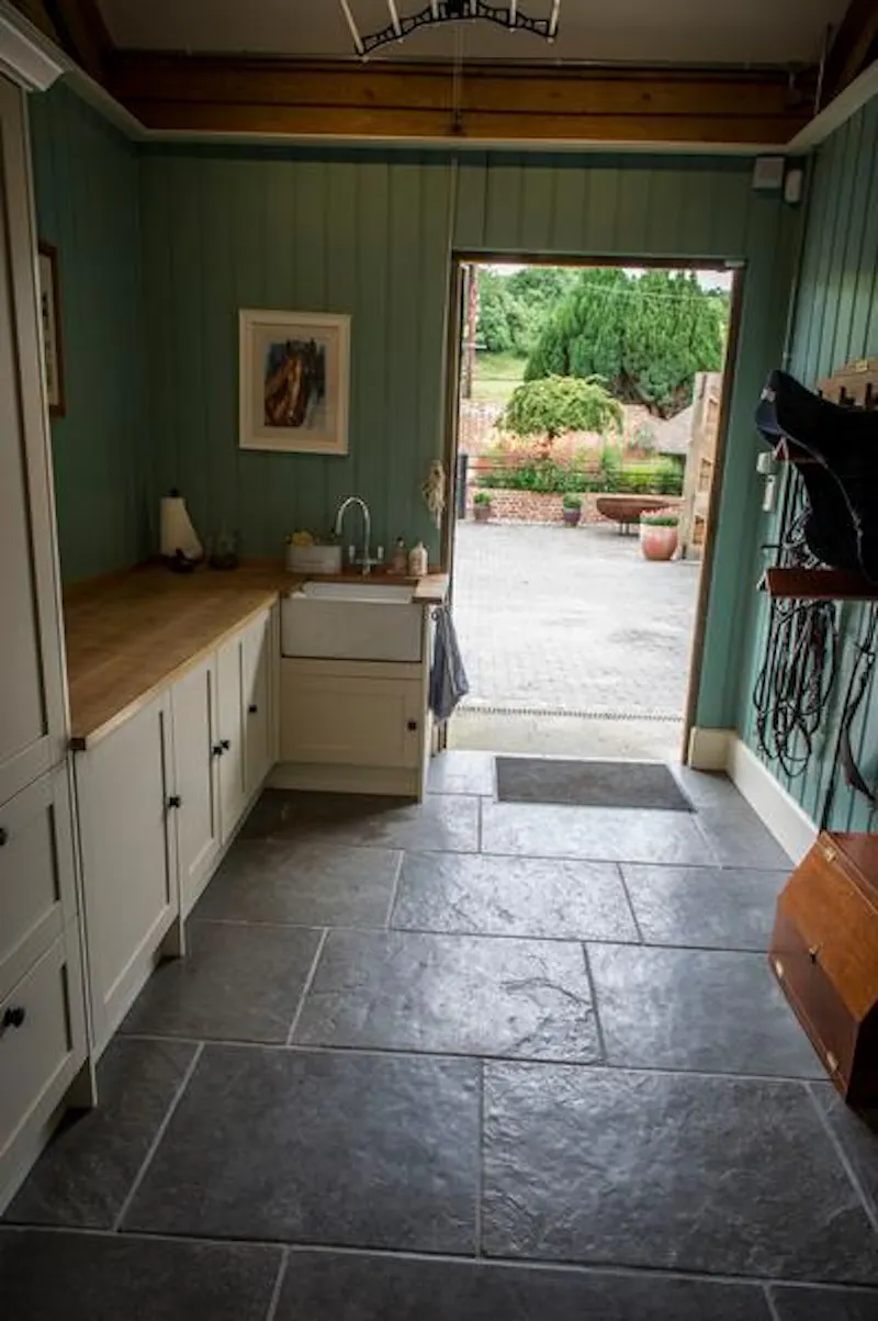 Tiled at Film location D2257 in Hampshire (photo 15)