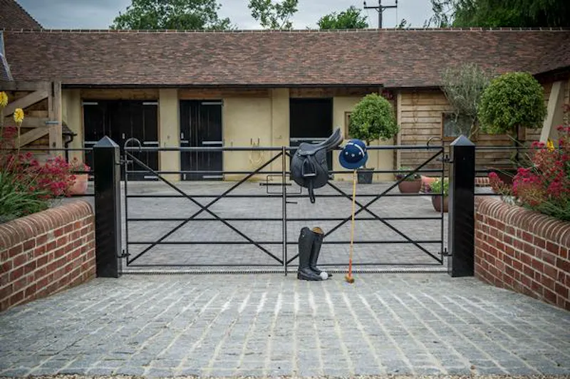 Stable / Outbuildings at Film location D2257 in Hampshire (photo 20)