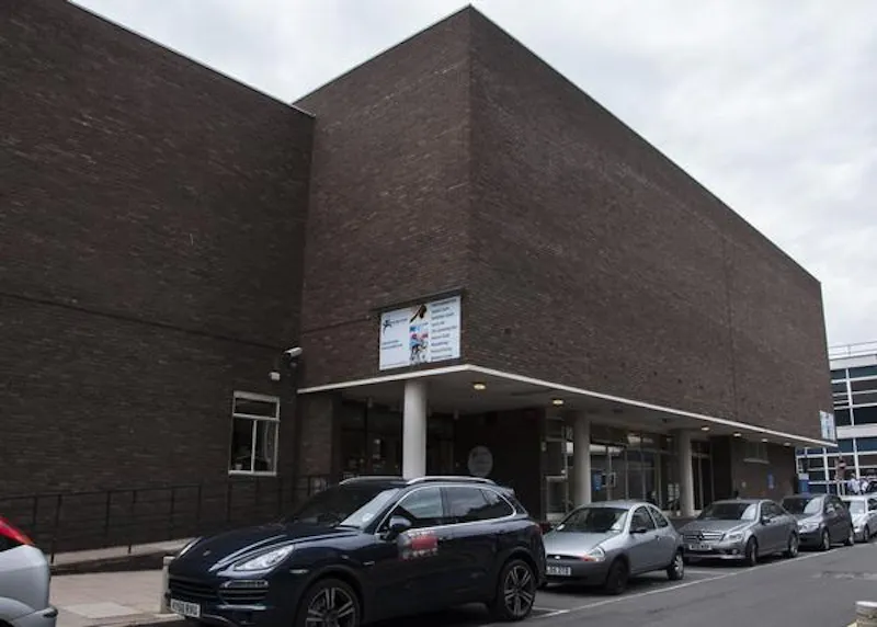 Barons Court gym, Q109 (photo 2)