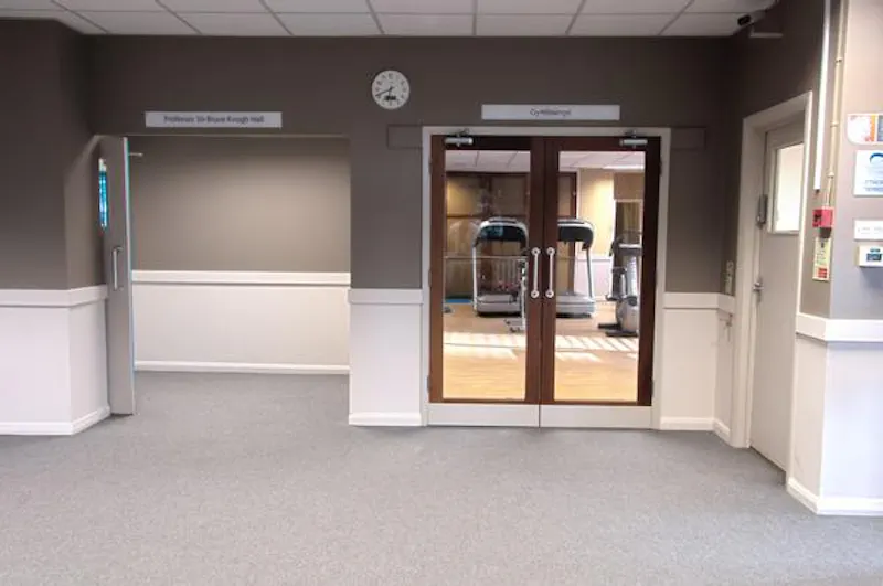 Barons Court gym, Q109 (photo 4)