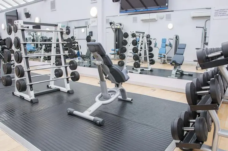 Barons Court gym, Q109 (photo 11)