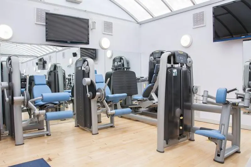 Barons Court gym, Q109 (photo 18)