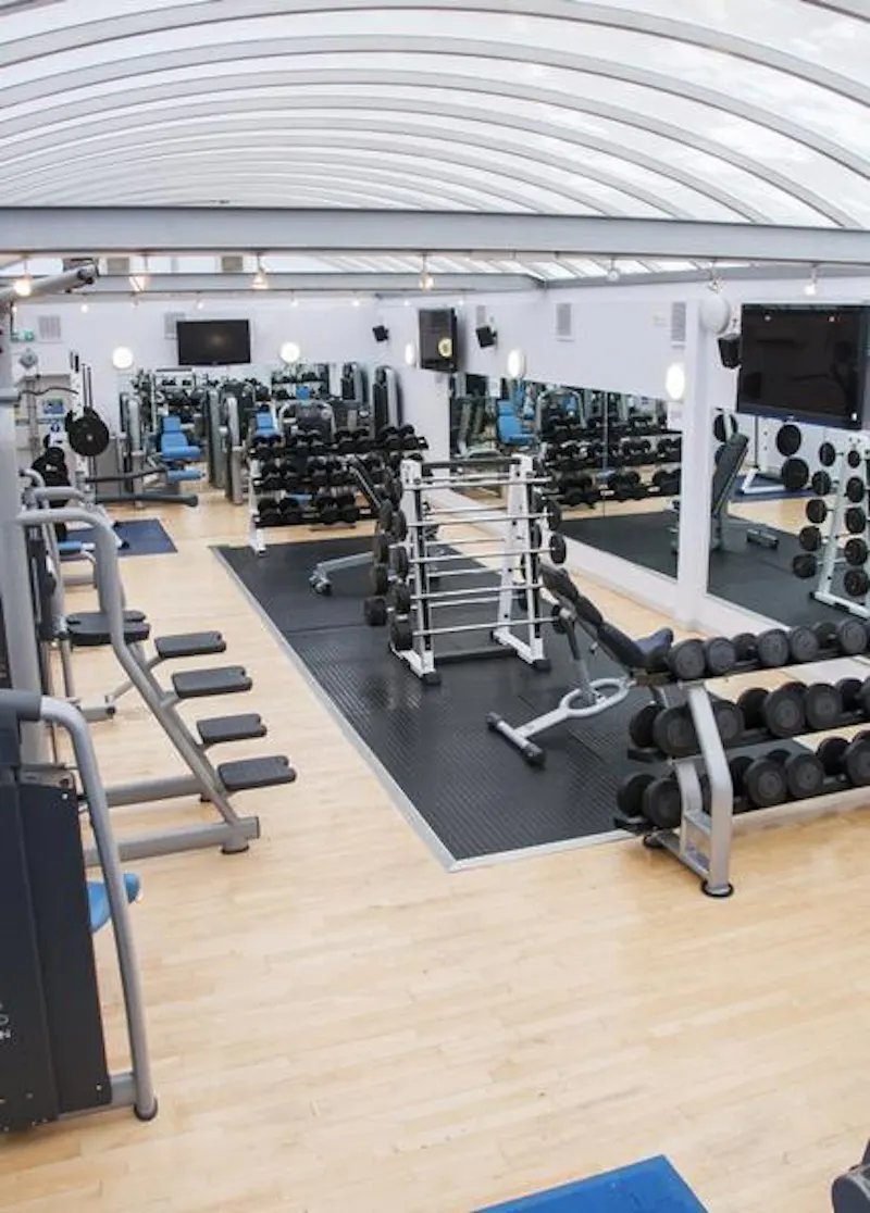 Barons Court gym, Q109 (photo 21)