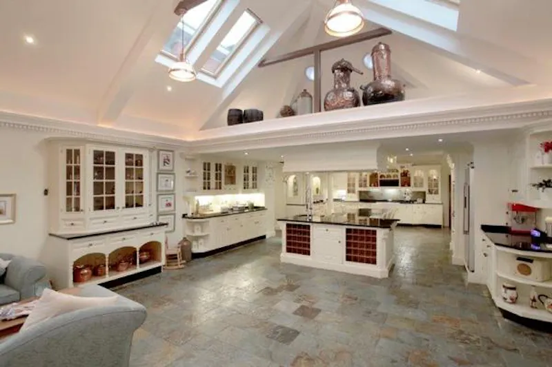 Kitchen at Modern mansion near Warrington, D2223 (photo 6)