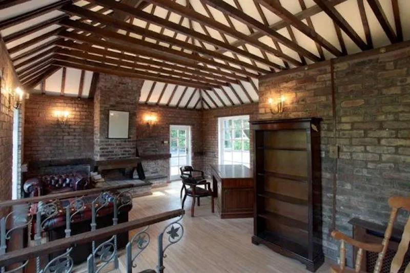 Exposed brick at Modern mansion near Warrington, D2223 (photo 32)