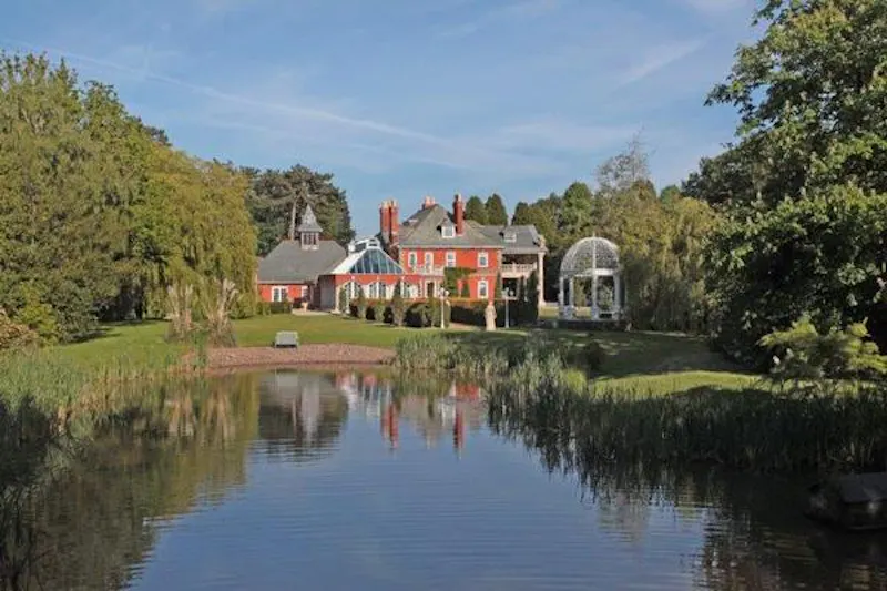 Garden at Modern mansion near Warrington, D2223 (photo 47)