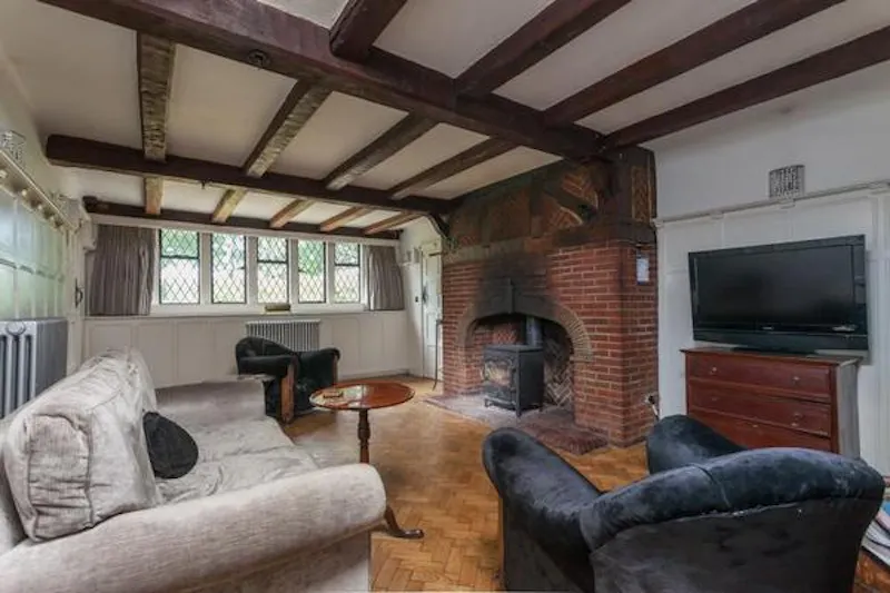 Exposed brick at Arts and Crafts pub home Bix , M293 (photo 5)