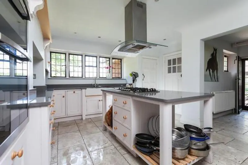 Kitchen at Arts and Crafts pub home Bix , M293 (photo 15)