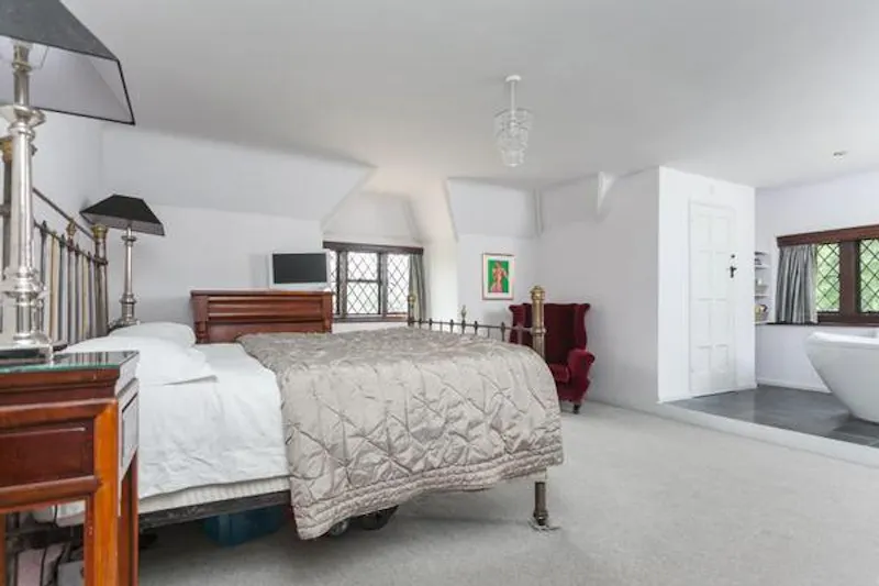 Bedroom at Arts and Crafts pub home Bix , M293 (photo 22)