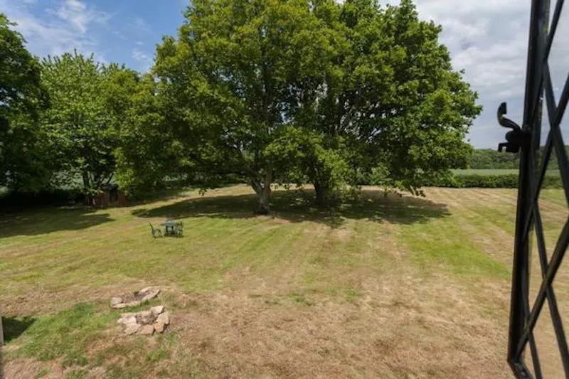 Garden at Arts and Crafts pub home Bix , M293 (photo 32)