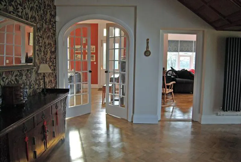Entrance hall at Castle turret house in Hailsham, Q110 (photo 2)