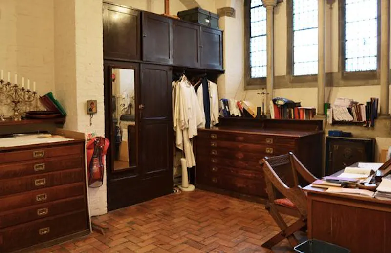 Study at Film location CH95 in London (photo 25)