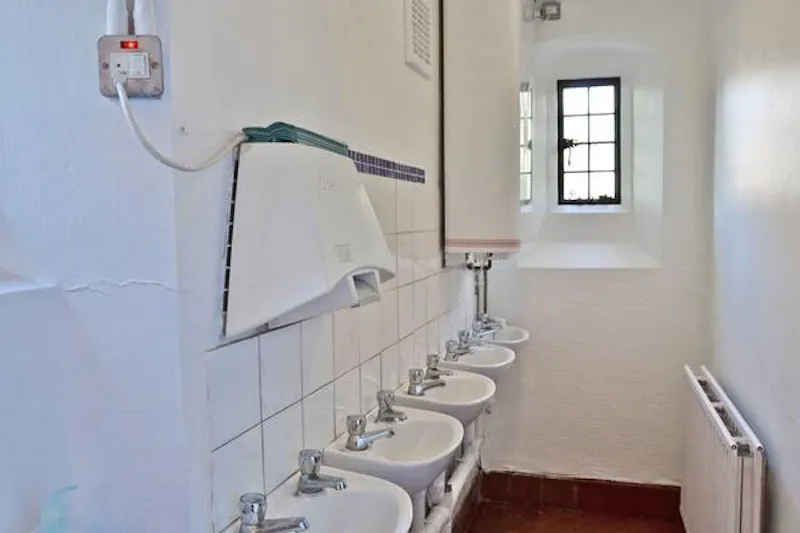 Bathroom at Film location CH95 in London (photo 33)