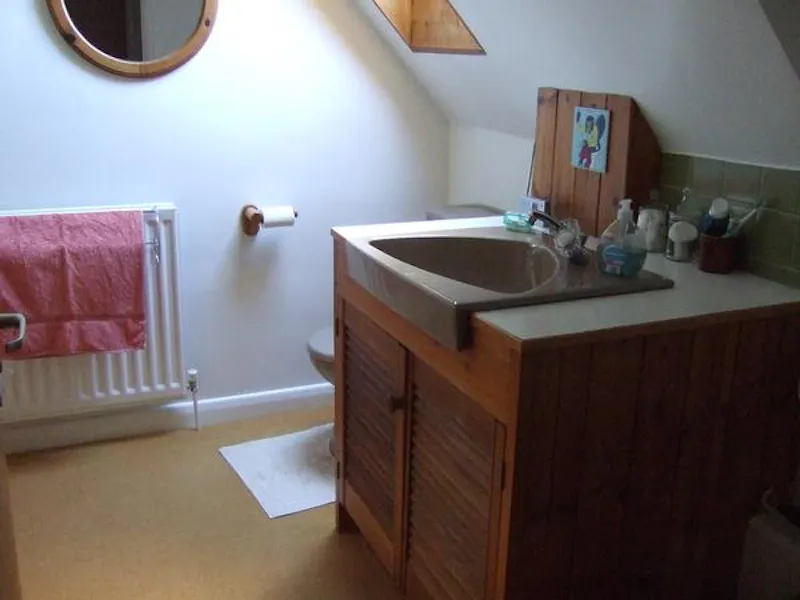 Bathroom at Film location C859 in Northamptonshire (photo 9)