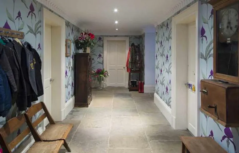 Entrance hall at Georgian Huddersfield house, A1386 (photo 14)