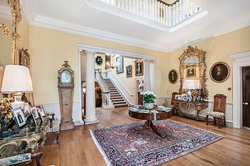 Entrance hall at Beautiful Botley estate with lake, A1387 (photo 3)