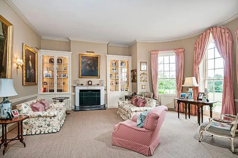 Living Room at Beautiful Botley estate with lake, A1387 (photo 6)