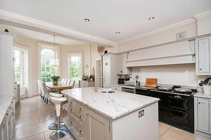 Kitchen at Beautiful Botley estate with lake, A1387 (photo 7)