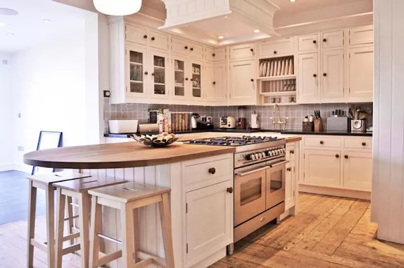 Kitchen at Spacious home in Hadley Wood, E422 (photo 6)