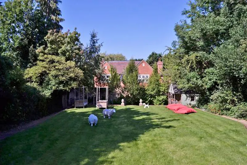 Garden at Spacious home in Hadley Wood, E422 (photo 37)