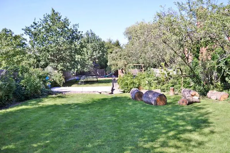 Garden at Spacious home in Hadley Wood, E422 (photo 42)