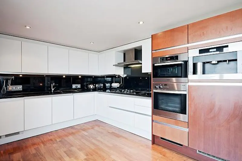 Kitchen at Modern flat by Butlers Wharf, F1092 (photo 5)