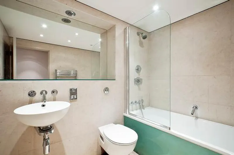 Bathroom at Modern flat by Butlers Wharf, F1092 (photo 7)