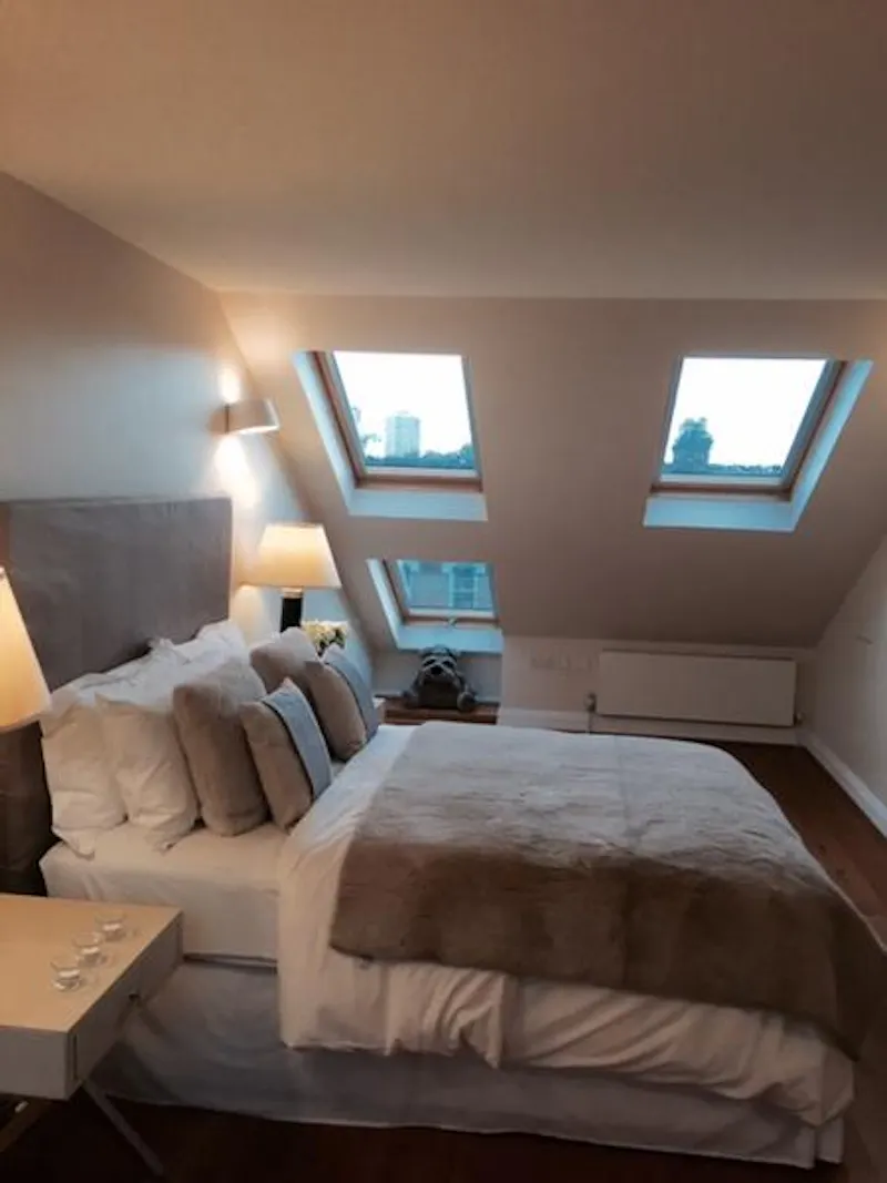 Bedroom at Hammersmith townhouse, B1693 (photo 8)