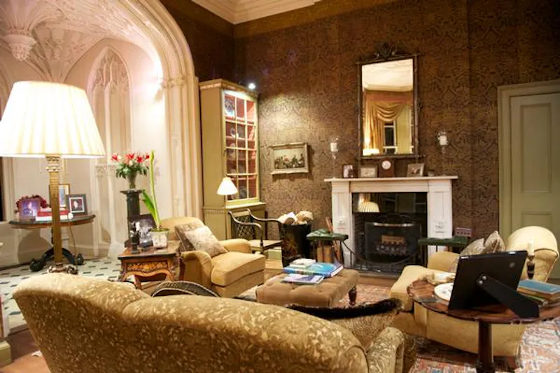 Sitting room at Spectacular Newbury estate, G96 (photo 4)
