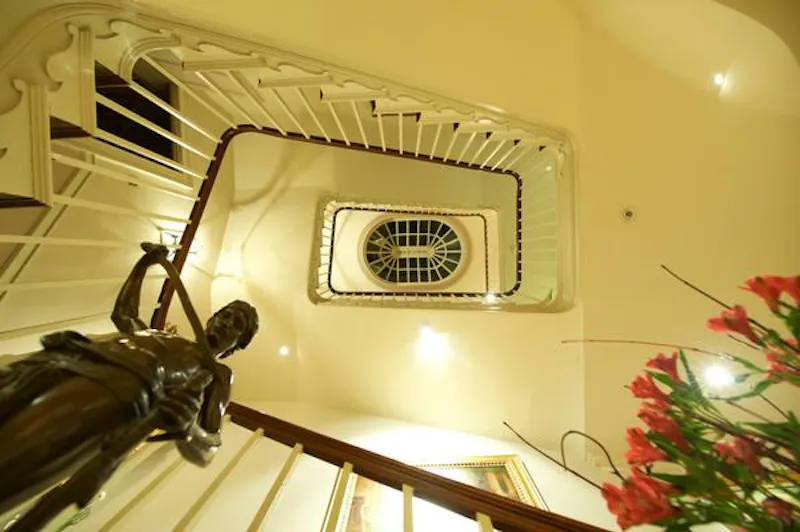 Staircase at Spectacular Newbury estate, G96 (photo 26)