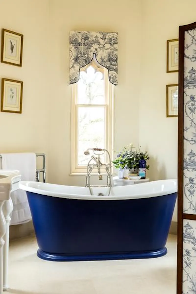 Bath - rolltop at Spectacular Newbury estate, G96 (photo 30)