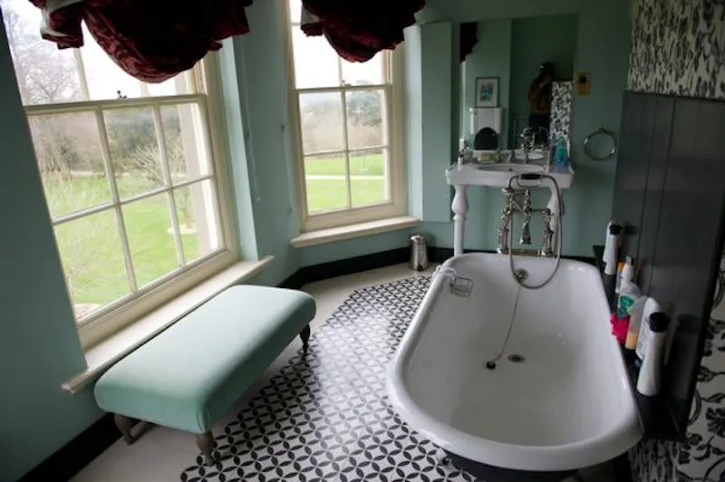 Bathroom at Spectacular Newbury estate, G96 (photo 34)