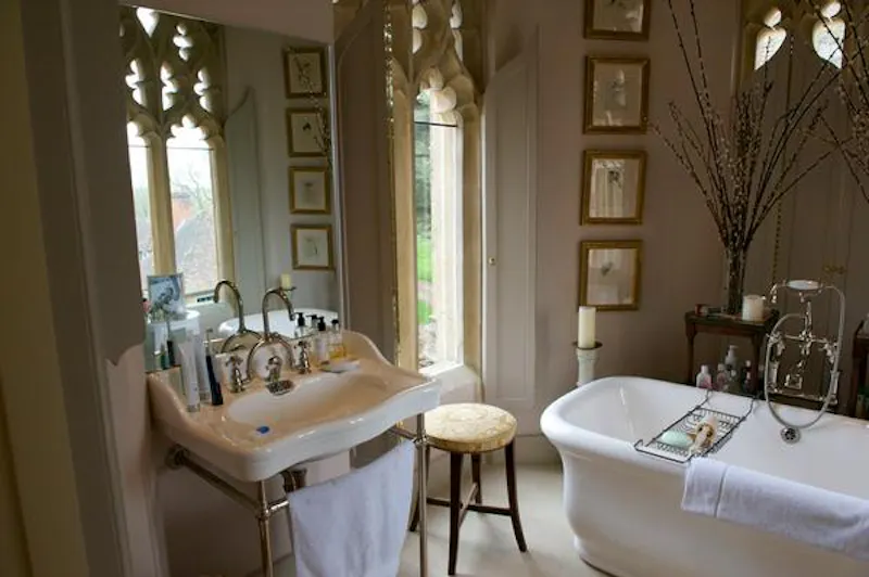 Bathroom at Spectacular Newbury estate, G96 (photo 44)