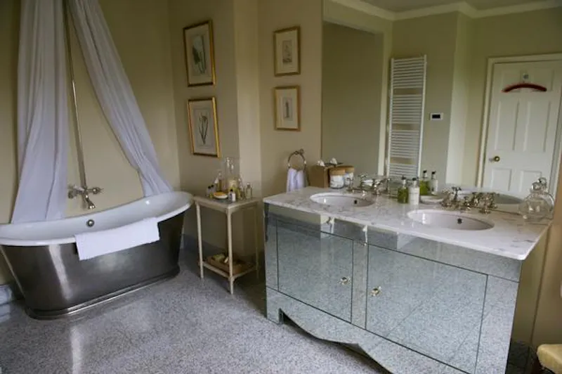 Bath - rolltop at Spectacular Newbury estate, G96 (photo 49)