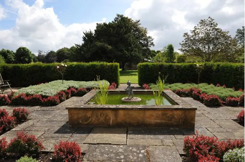 Pond at Spectacular Newbury estate, G96 (photo 86)