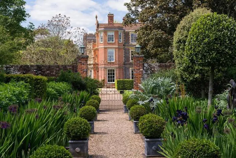 Spectacular Newbury estate, G96 (photo 111)