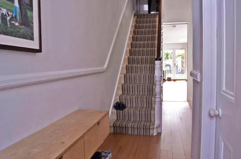 Entrance hall at Peckham family house, B1696 (photo 21)