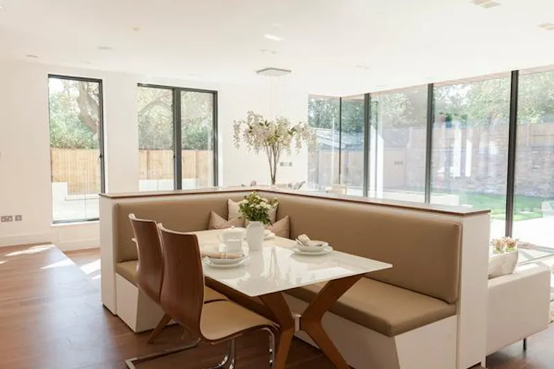 Dining room at Luxurious Sheen family house, D2225 (photo 11)