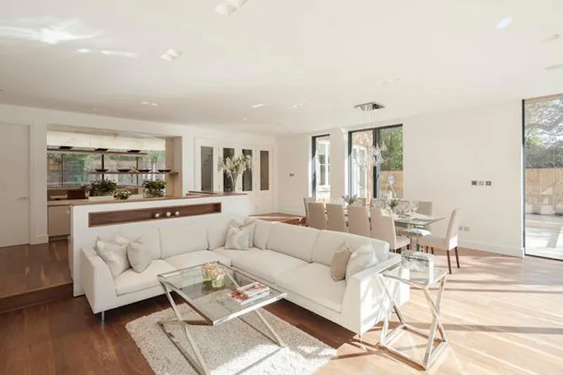 Living Room at Luxurious Sheen family house, D2225 (photo 17)