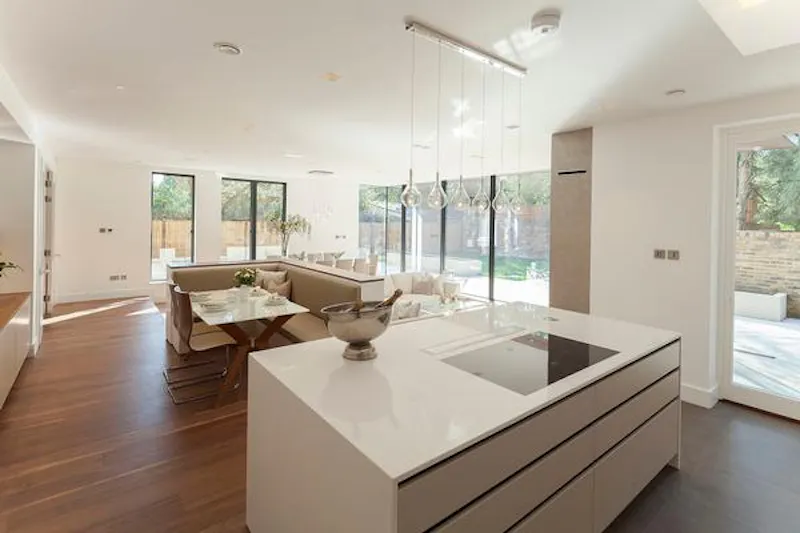 Luxurious Sheen family house, D2225 (photo 14)